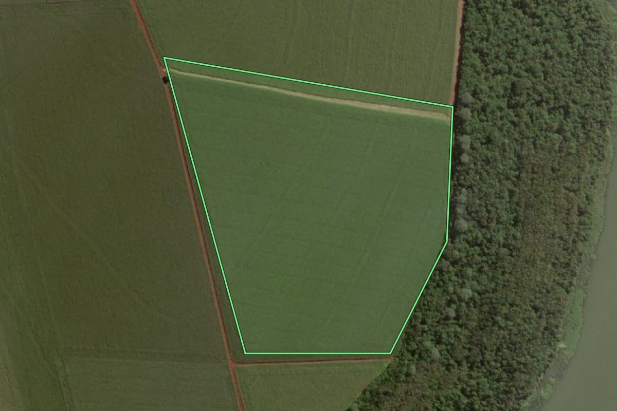 Imagem de satélite do imóvel rural em Itaipulândia (PR), com o contorno declarado no CAR desenhado por cima.