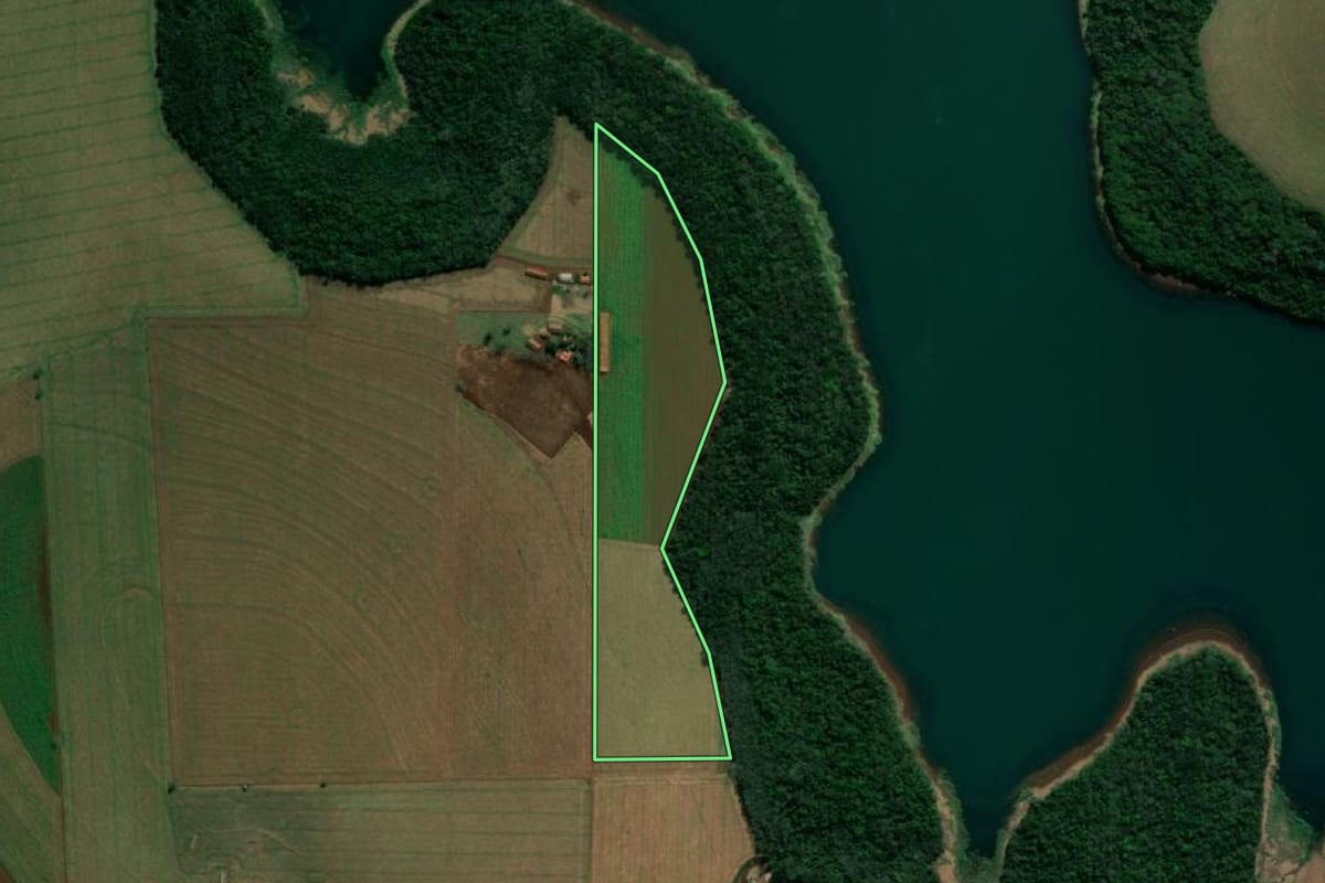Imagem de satélite do imóvel rural em Itaipulândia (PR), com o contorno declarado no CAR desenhado por cima.