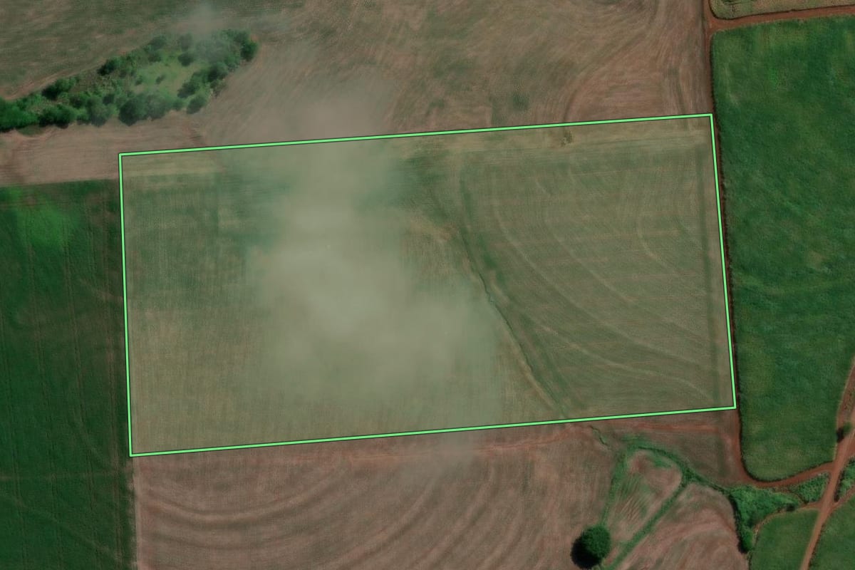 Imagem de satélite do imóvel rural em Itambaracá (PR), com o contorno declarado no CAR desenhado por cima.