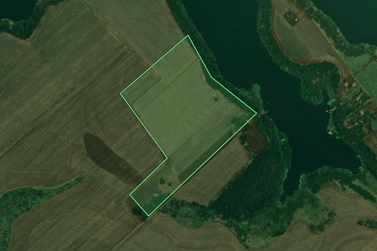Imagem de satélite do imóvel rural em Itambaracá (PR), com o contorno declarado no CAR desenhado por cima.