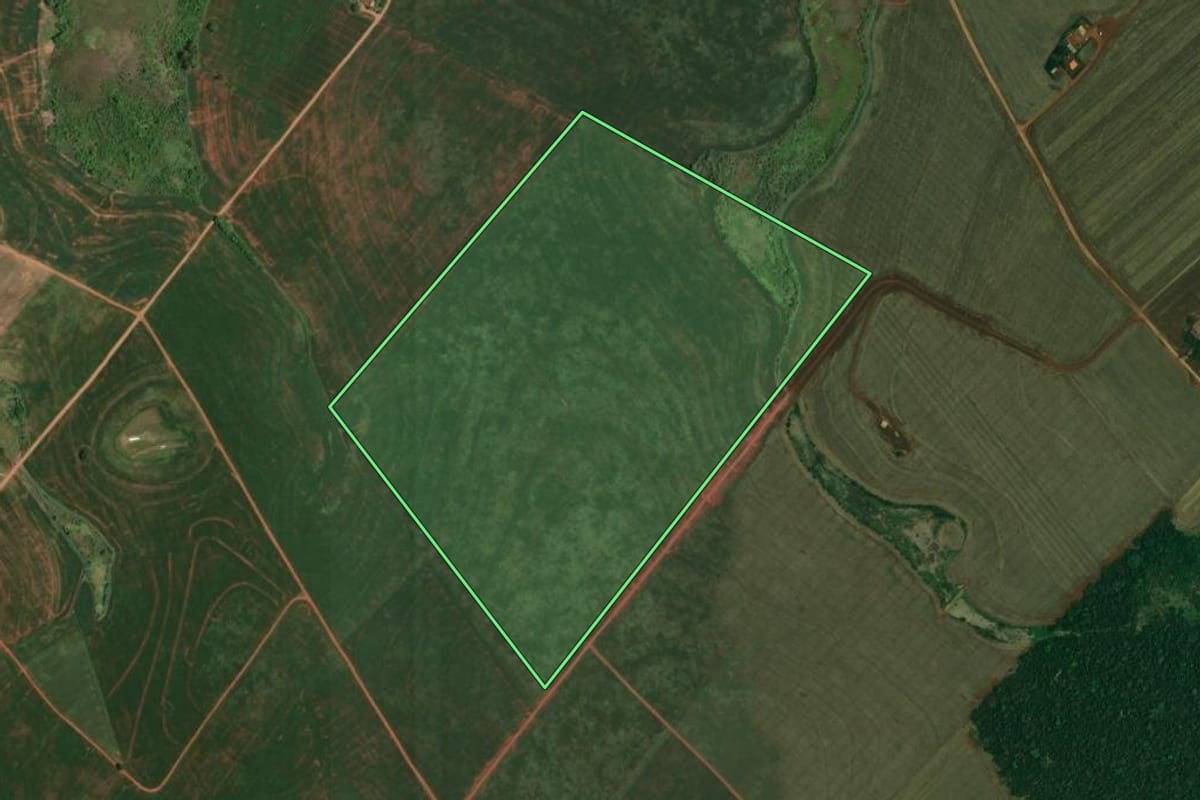 Imagem de satélite do imóvel rural em Itambaracá (PR), com o contorno declarado no CAR desenhado por cima.