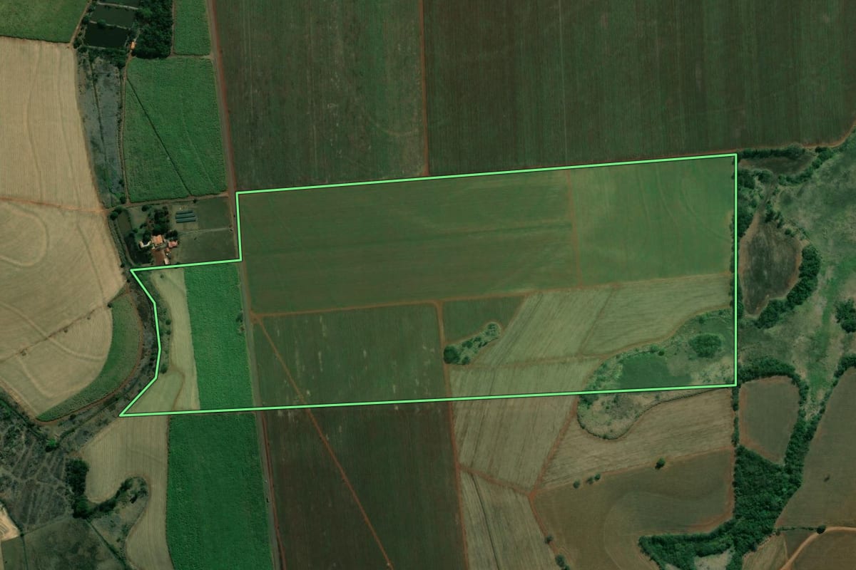Imagem de satélite do imóvel rural em Itambaracá (PR), com o contorno declarado no CAR desenhado por cima.