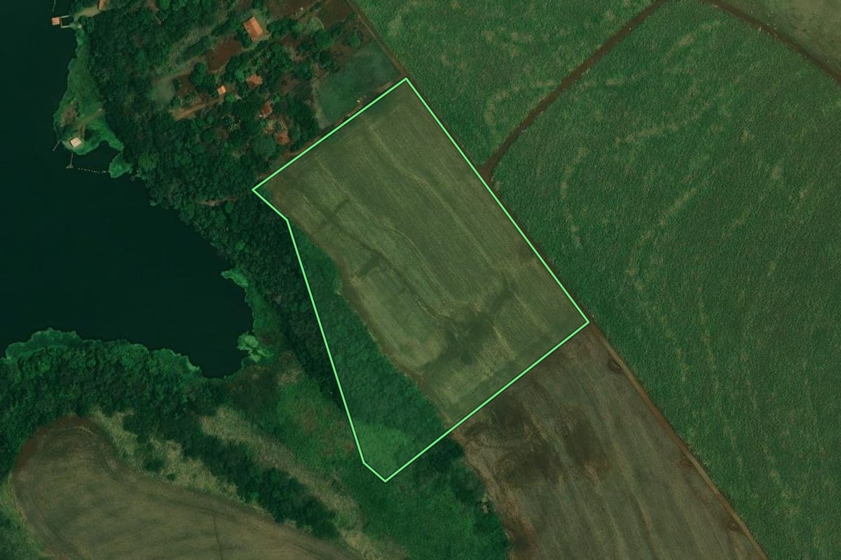 Imagem de satélite do imóvel rural em Itambaracá (PR), com o contorno declarado no CAR desenhado por cima.