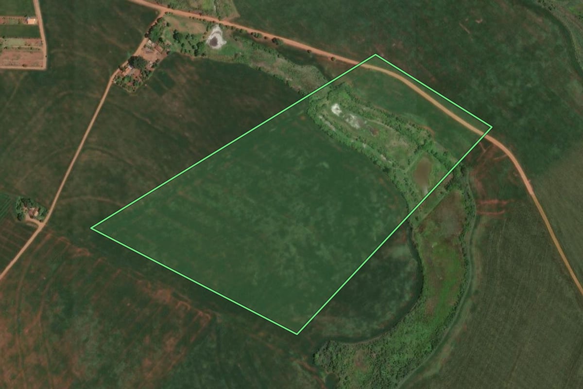 Imagem de satélite do imóvel rural em Itambaracá (PR), com o contorno declarado no CAR desenhado por cima.