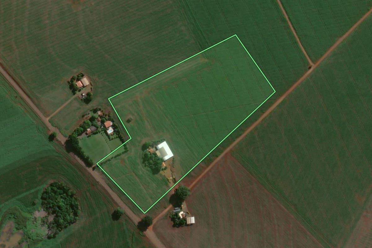 Imagem de satélite do imóvel rural em Itambaracá (PR), com o contorno declarado no CAR desenhado por cima.