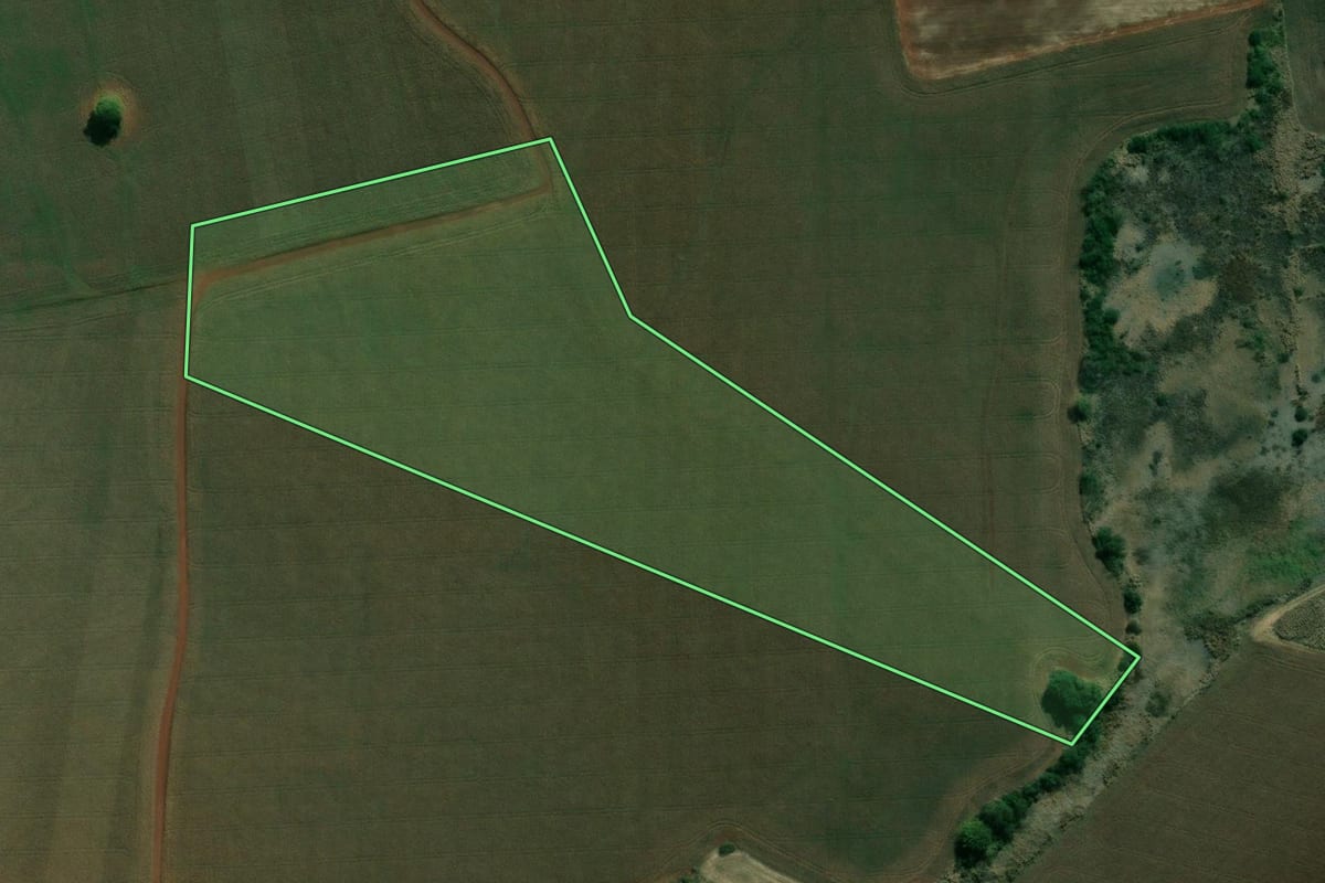 Imagem de satélite do imóvel rural em Itambaracá (PR), com o contorno declarado no CAR desenhado por cima.
