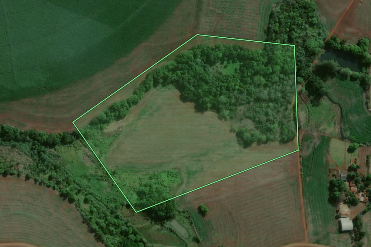Imagem de satélite do imóvel rural em Itambaracá (PR), com o contorno declarado no CAR desenhado por cima.