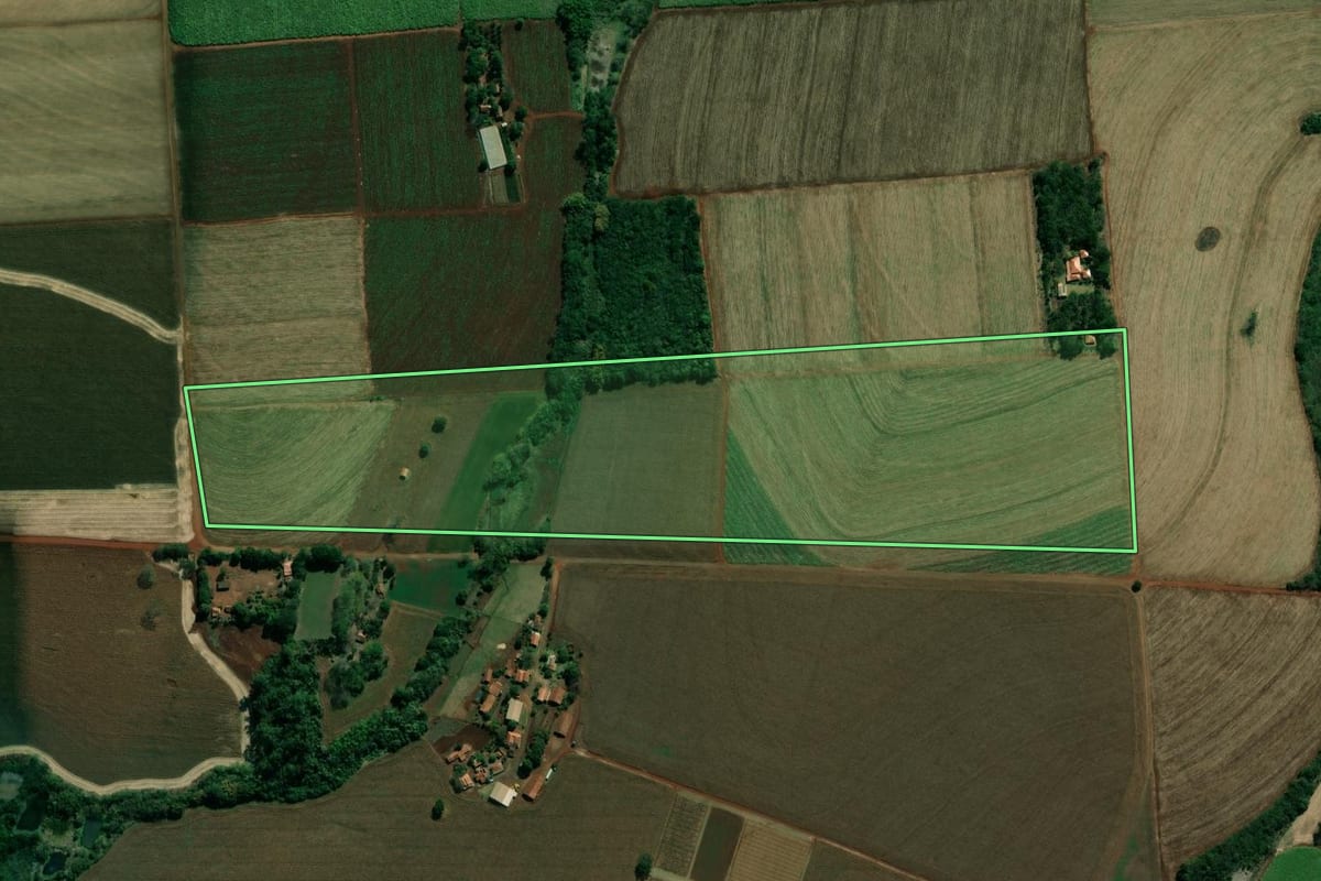 Imagem de satélite do imóvel rural em Itambaracá (PR), com o contorno declarado no CAR desenhado por cima.