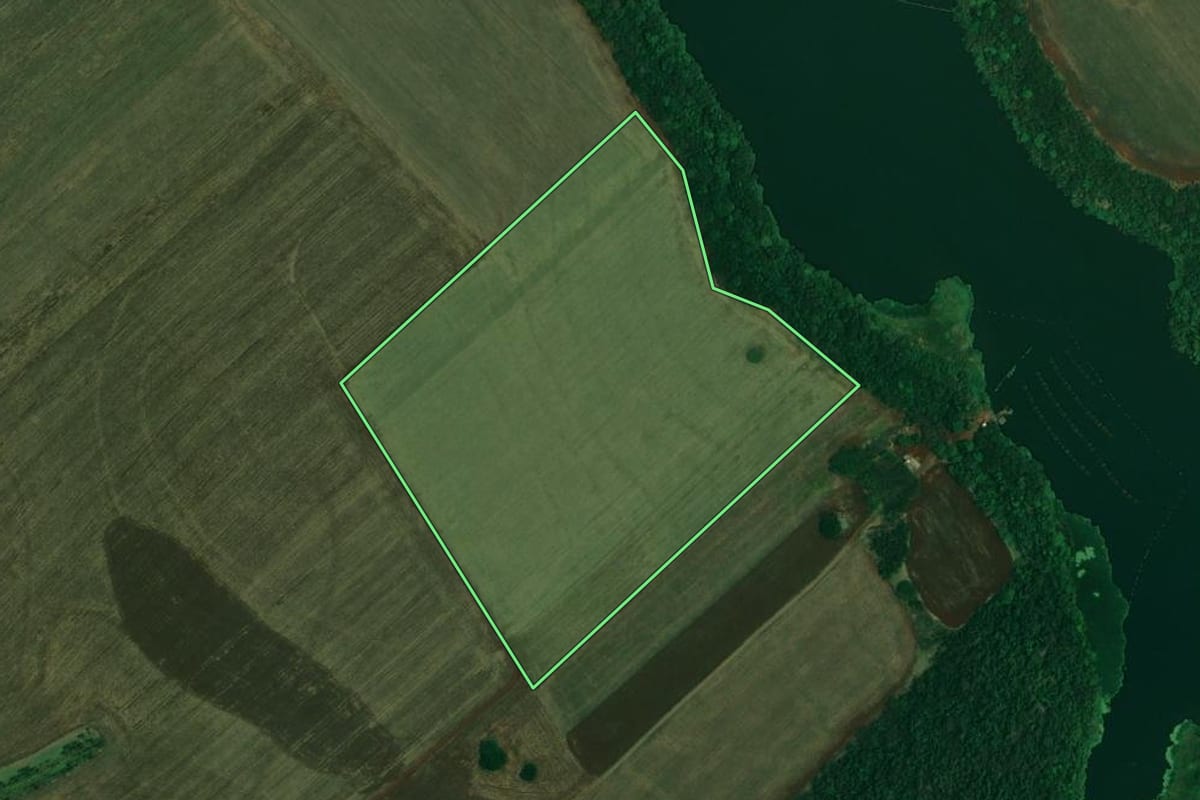Imagem de satélite do imóvel rural em Itambaracá (PR), com o contorno declarado no CAR desenhado por cima.