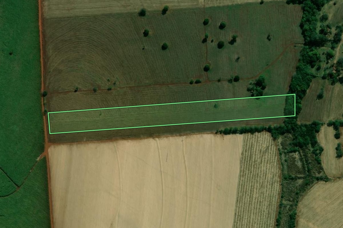 Imagem de satélite do imóvel rural em Itambaracá (PR), com o contorno declarado no CAR desenhado por cima.