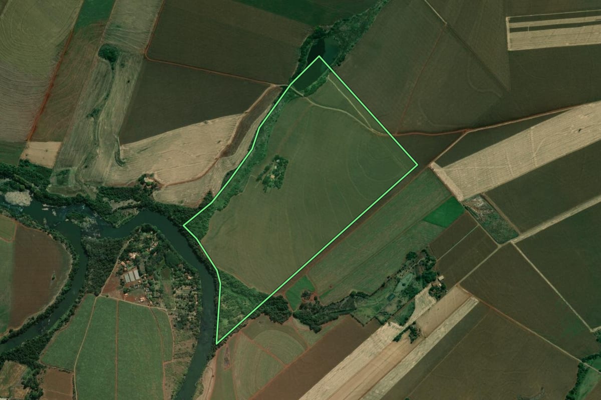 Imagem de satélite do imóvel rural em Itambaracá (PR), com o contorno declarado no CAR desenhado por cima.