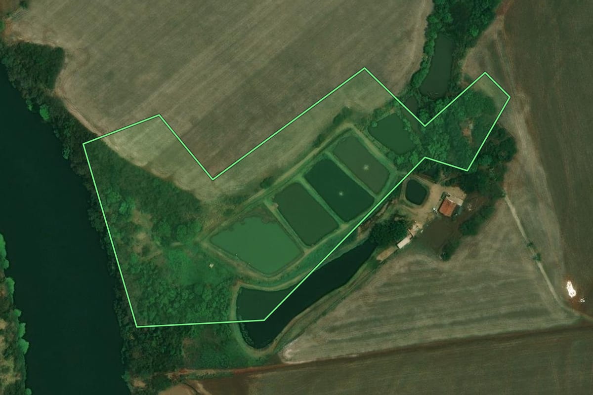 Imagem de satélite do imóvel rural em Itambaracá (PR), com o contorno declarado no CAR desenhado por cima.