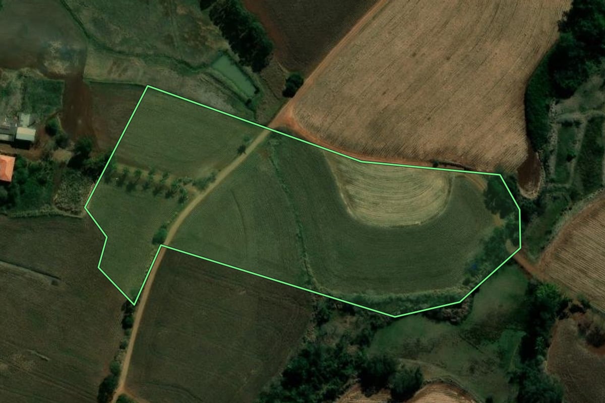 Imagem de satélite do imóvel rural em Itambaracá (PR), com o contorno declarado no CAR desenhado por cima.