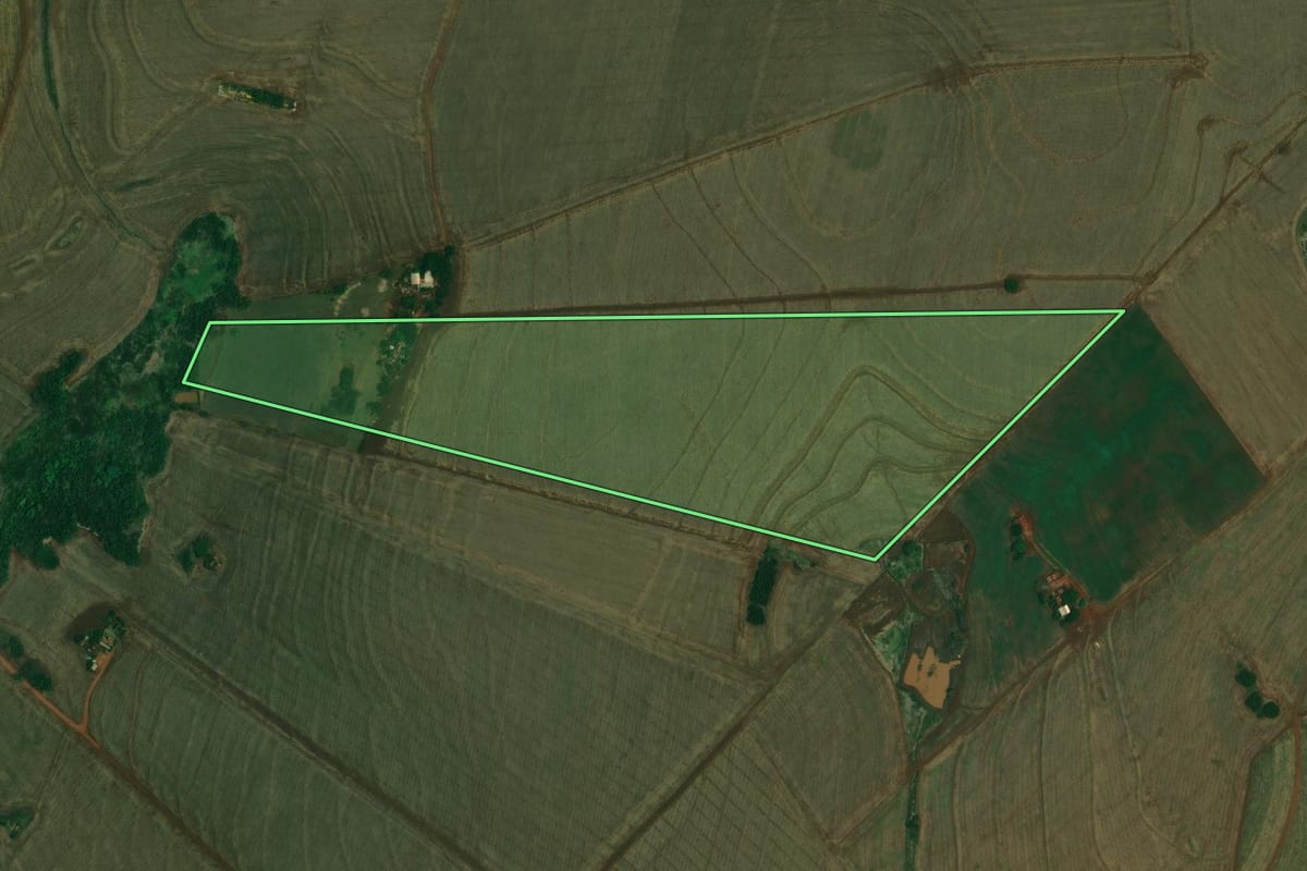 Imagem de satélite do imóvel rural em Itambaracá (PR), com o contorno declarado no CAR desenhado por cima.