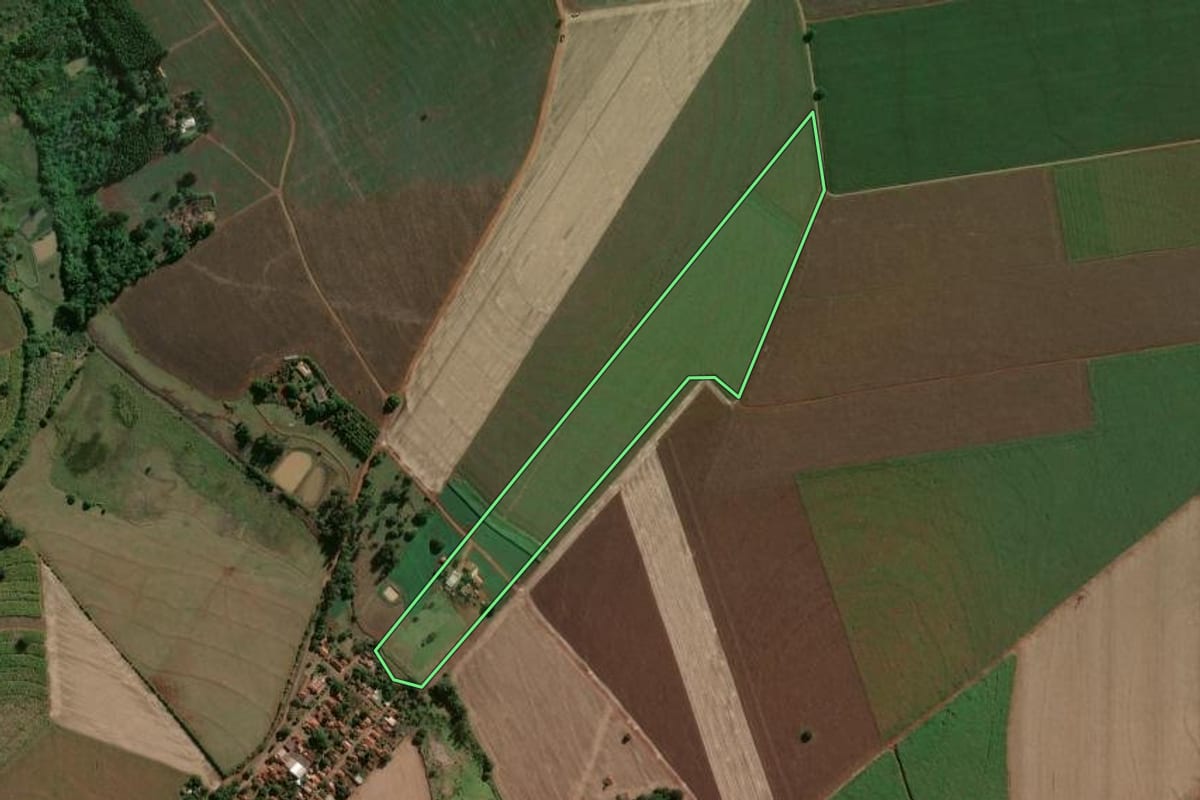 Imagem de satélite do imóvel rural em Itambaracá (PR), com o contorno declarado no CAR desenhado por cima.