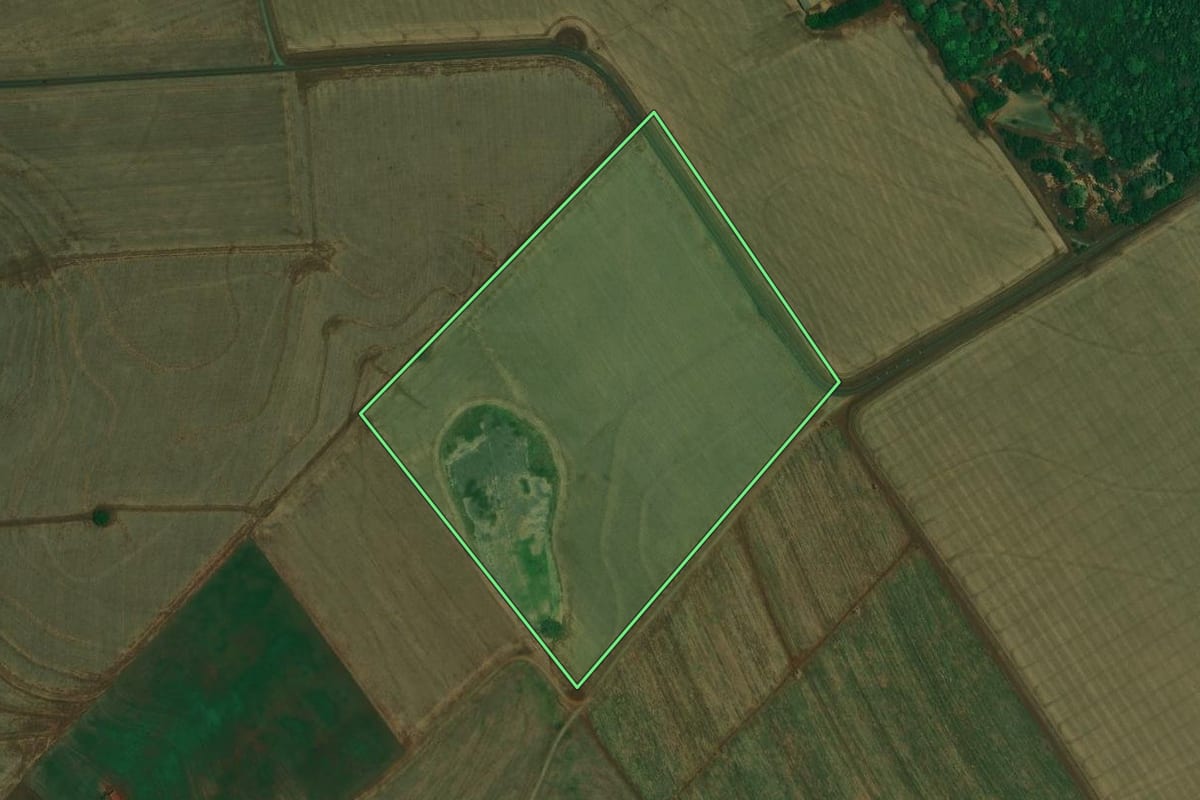 Imagem de satélite do imóvel rural em Itambaracá (PR), com o contorno declarado no CAR desenhado por cima.