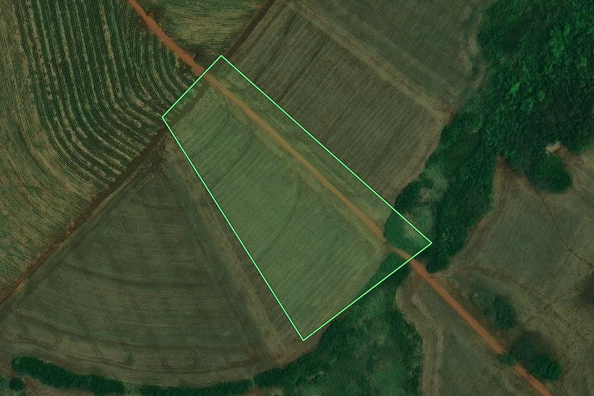 Imagem de satélite do imóvel rural em Itambaracá (PR), com o contorno declarado no CAR desenhado por cima.