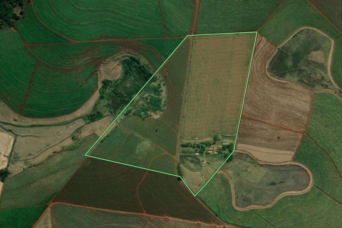 Imagem de satélite do imóvel rural em Itambaracá (PR), com o contorno declarado no CAR desenhado por cima.