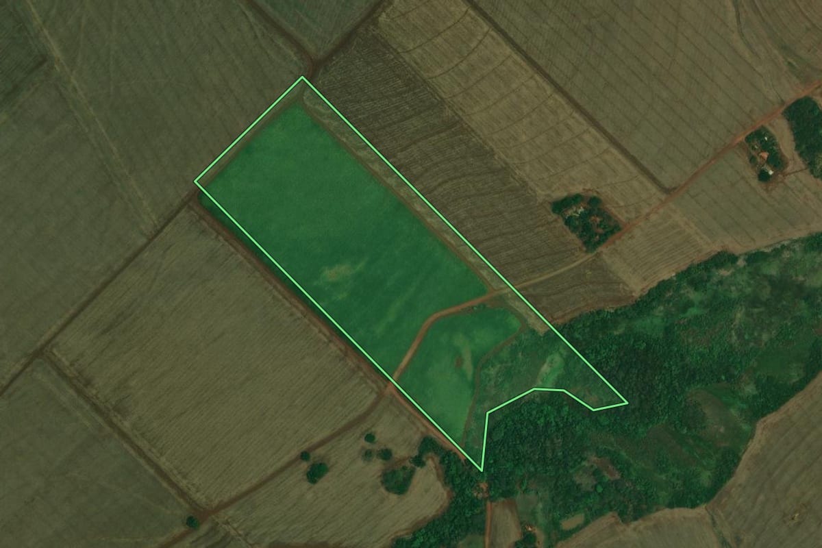 Imagem de satélite do imóvel rural em Itambaracá (PR), com o contorno declarado no CAR desenhado por cima.