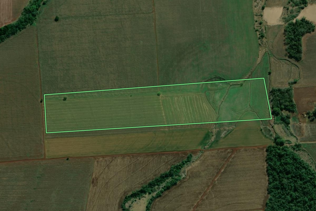 Imagem de satélite do imóvel rural em Itambaracá (PR), com o contorno declarado no CAR desenhado por cima.
