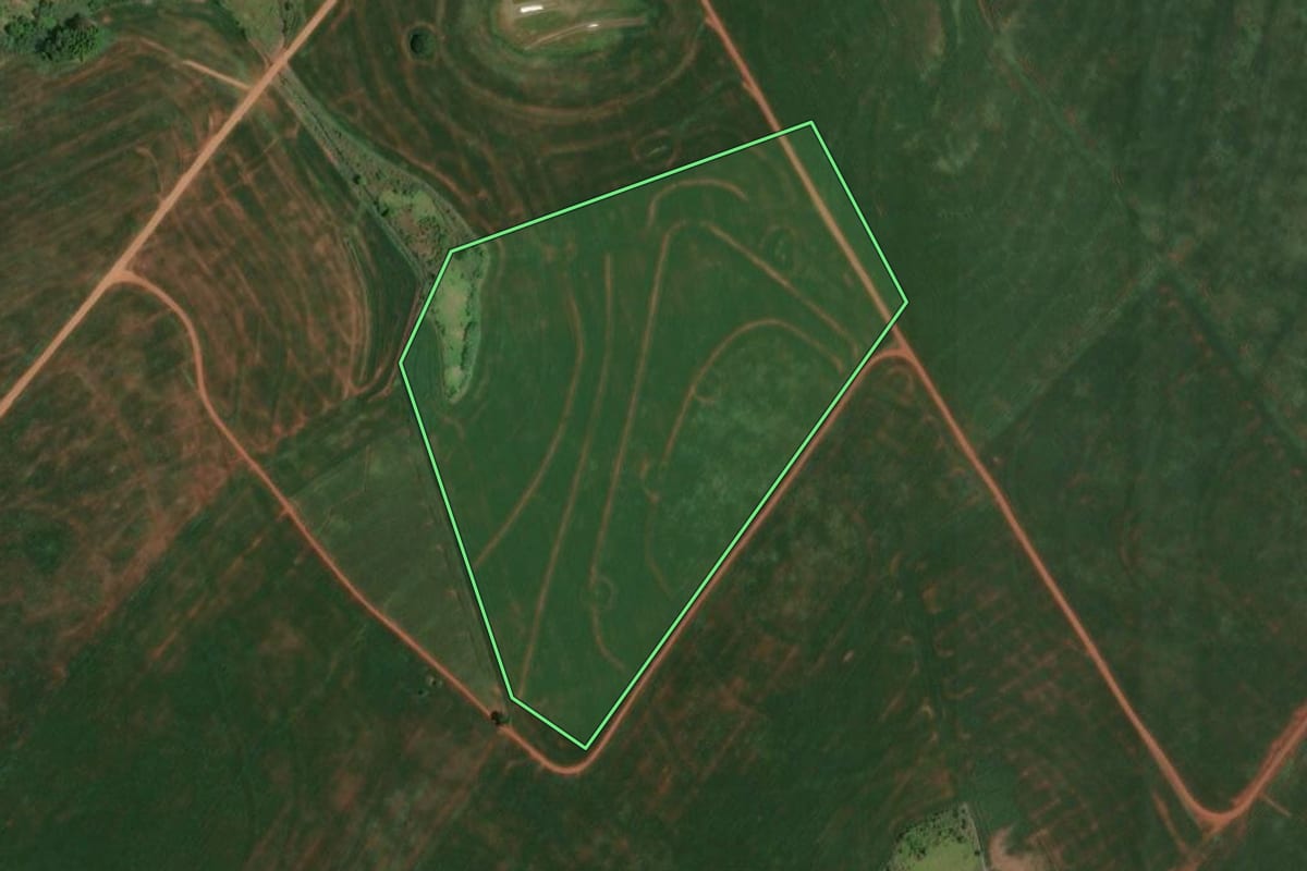 Imagem de satélite do imóvel rural em Itambaracá (PR), com o contorno declarado no CAR desenhado por cima.