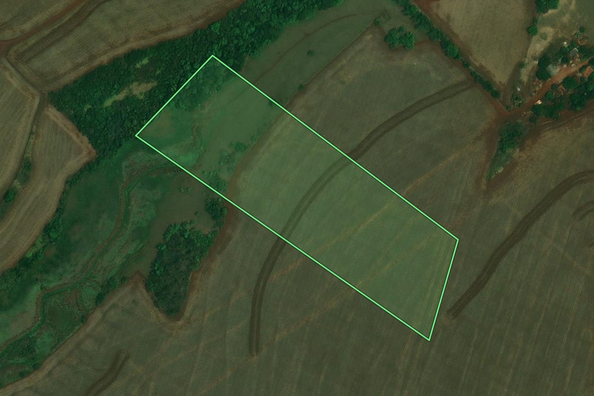 Imagem de satélite do imóvel rural em Itambaracá (PR), com o contorno declarado no CAR desenhado por cima.