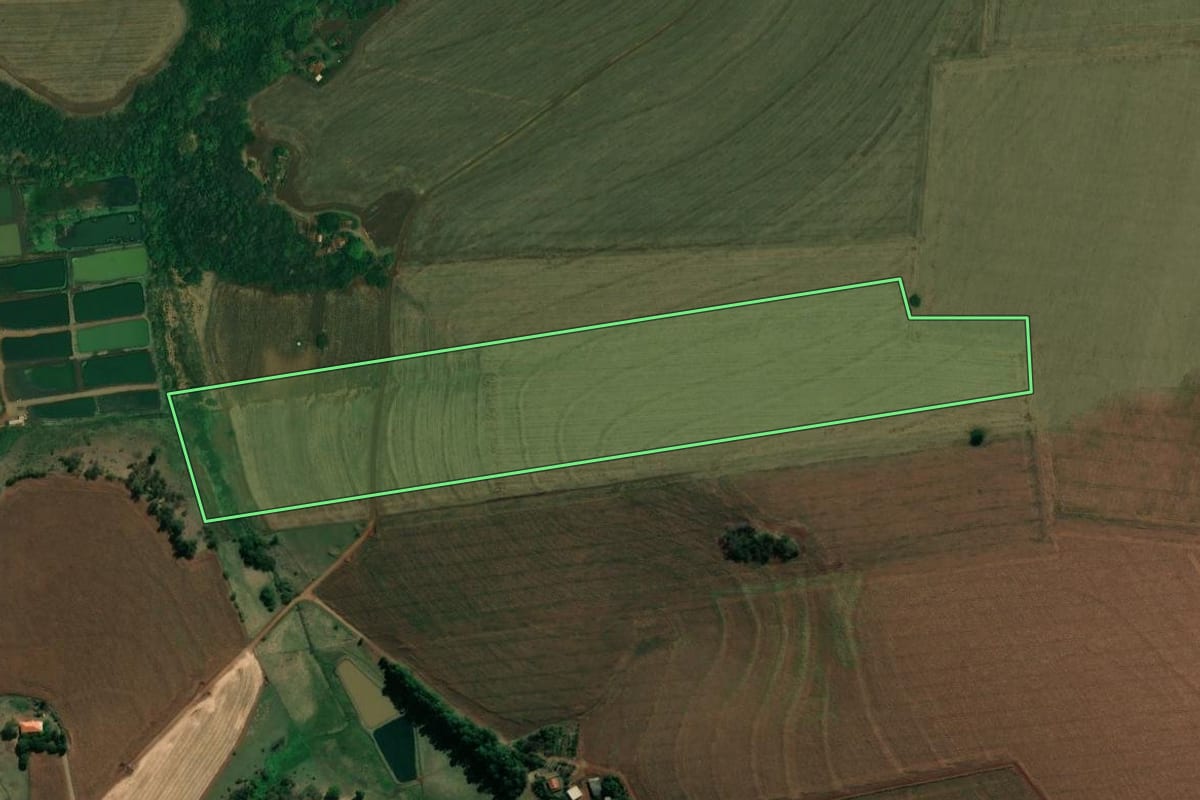 Imagem de satélite do imóvel rural em Itambaracá (PR), com o contorno declarado no CAR desenhado por cima.