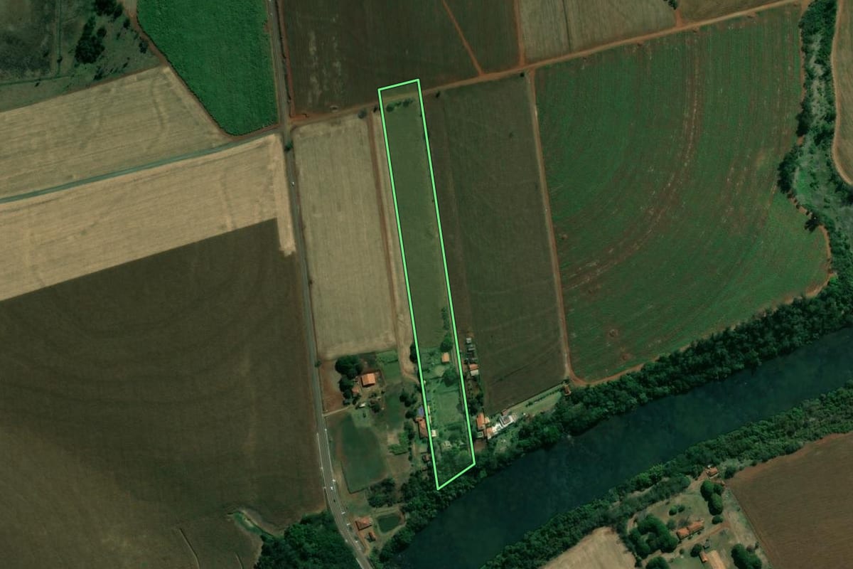 Imagem de satélite do imóvel rural em Itambaracá (PR), com o contorno declarado no CAR desenhado por cima.