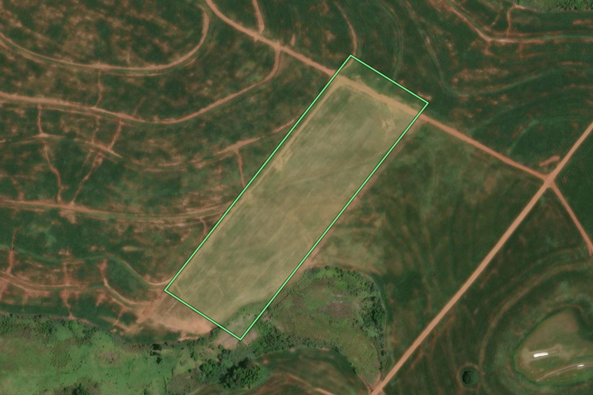 Imagem de satélite do imóvel rural em Itambaracá (PR), com o contorno declarado no CAR desenhado por cima.