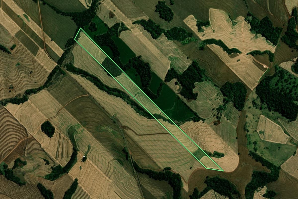 Imagem de satélite do imóvel rural em Itambé (PR), com o contorno declarado no CAR desenhado por cima.