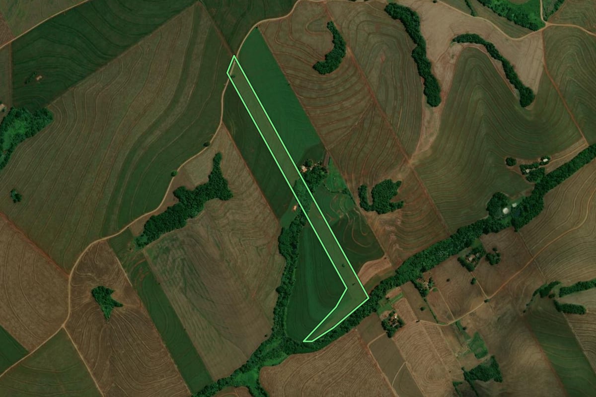 Imagem de satélite do imóvel rural em Itambé (PR), com o contorno declarado no CAR desenhado por cima.
