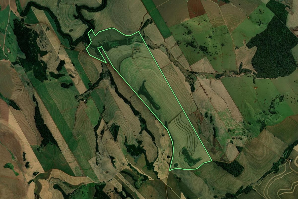 Imagem de satélite do imóvel rural em Itambé (PR), com o contorno declarado no CAR desenhado por cima.