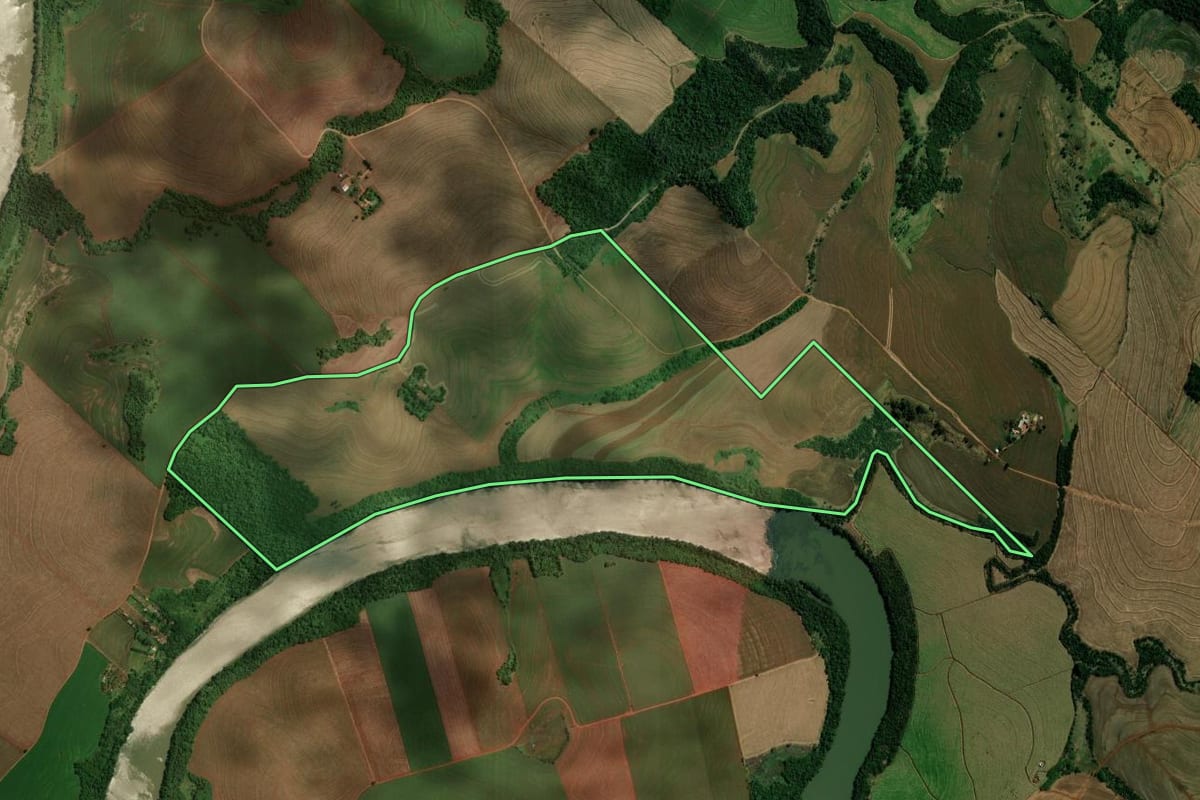 Imagem de satélite do imóvel rural em Itambé (PR), com o contorno declarado no CAR desenhado por cima.