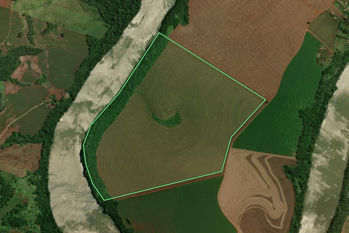 Imagem de satélite do imóvel rural em Itambé (PR), com o contorno declarado no CAR desenhado por cima.