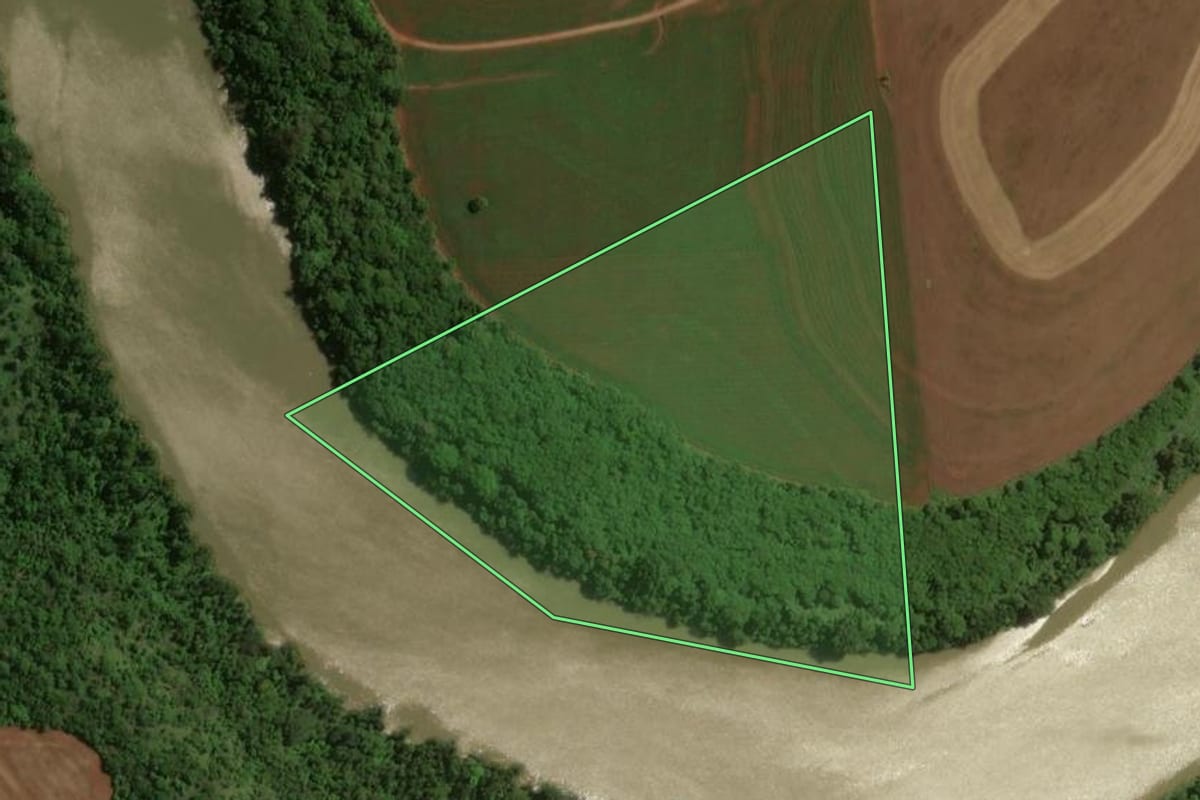 Imagem de satélite do imóvel rural em Itambé (PR), com o contorno declarado no CAR desenhado por cima.