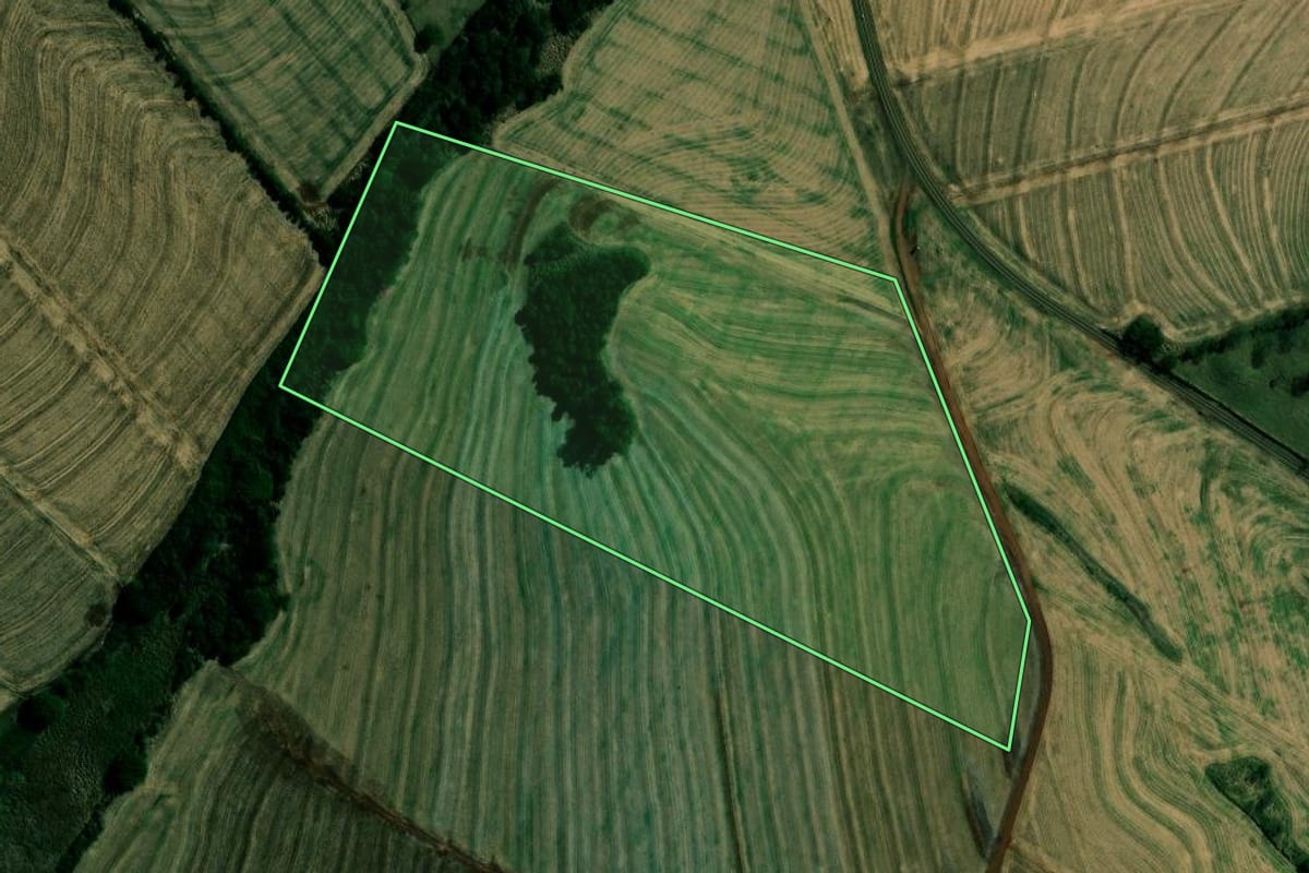 Imagem de satélite do imóvel rural em Itambé (PR), com o contorno declarado no CAR desenhado por cima.