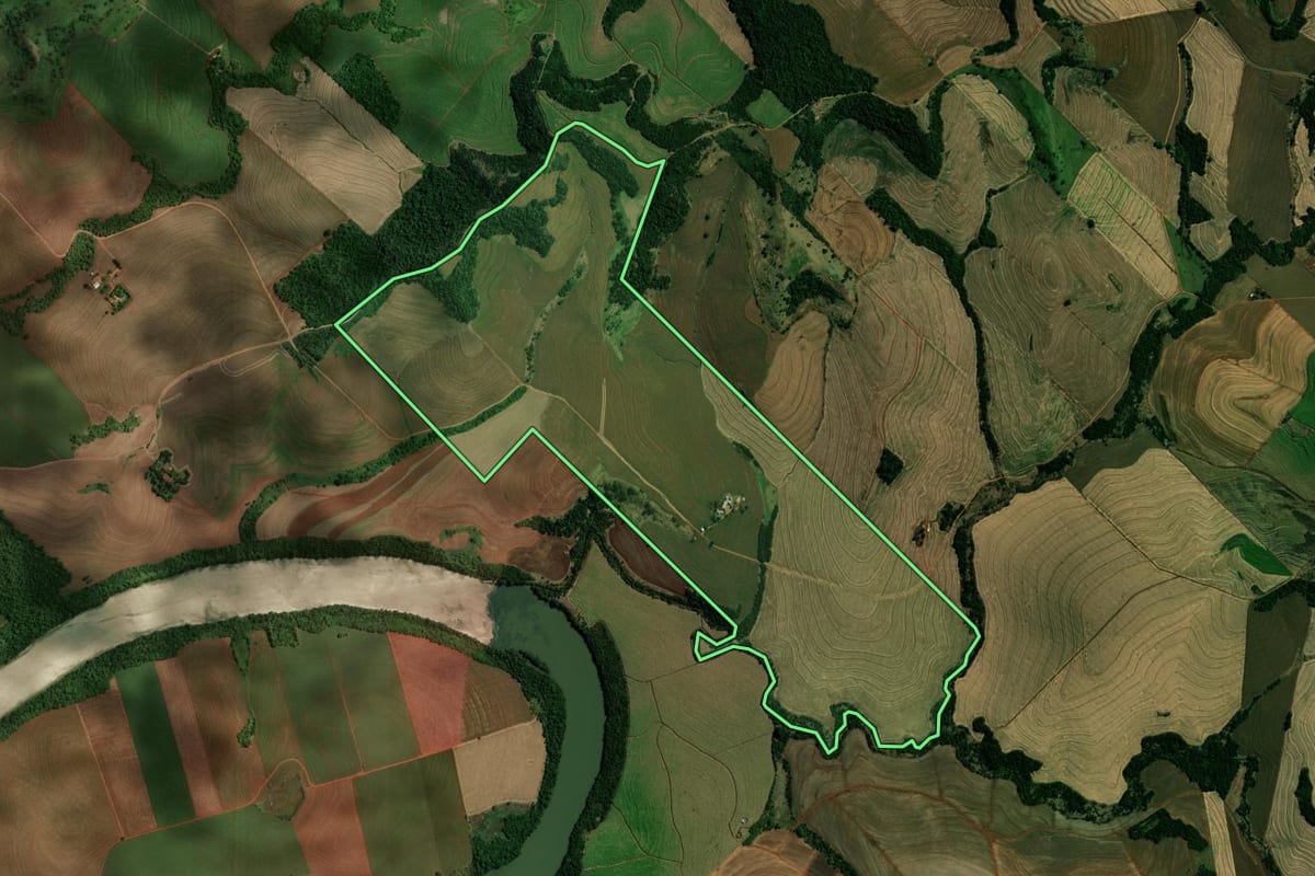 Imagem de satélite do imóvel rural em Itambé (PR), com o contorno declarado no CAR desenhado por cima.