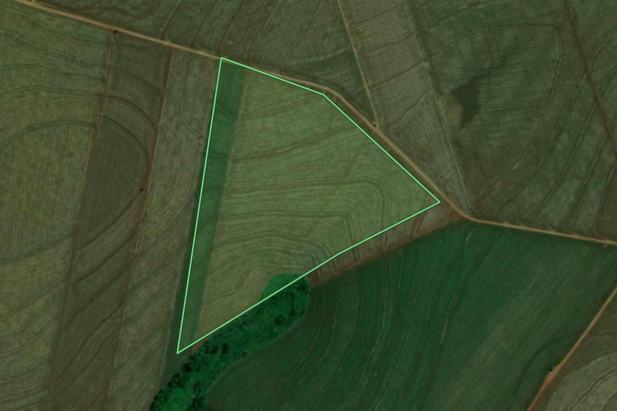 Imagem de satélite do imóvel rural em Itambé (PR), com o contorno declarado no CAR desenhado por cima.