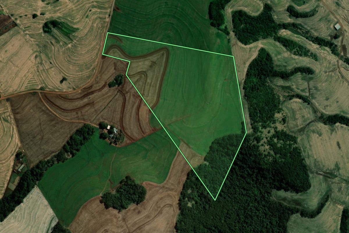 Imagem de satélite do imóvel rural em Itambé (PR), com o contorno declarado no CAR desenhado por cima.