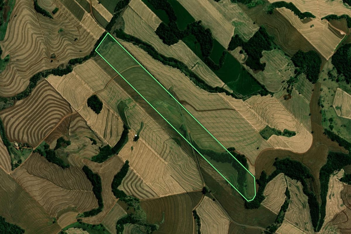 Imagem de satélite do imóvel rural em Itambé (PR), com o contorno declarado no CAR desenhado por cima.