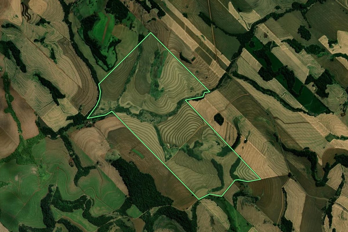 Imagem de satélite do imóvel rural em Itambé (PR), com o contorno declarado no CAR desenhado por cima.