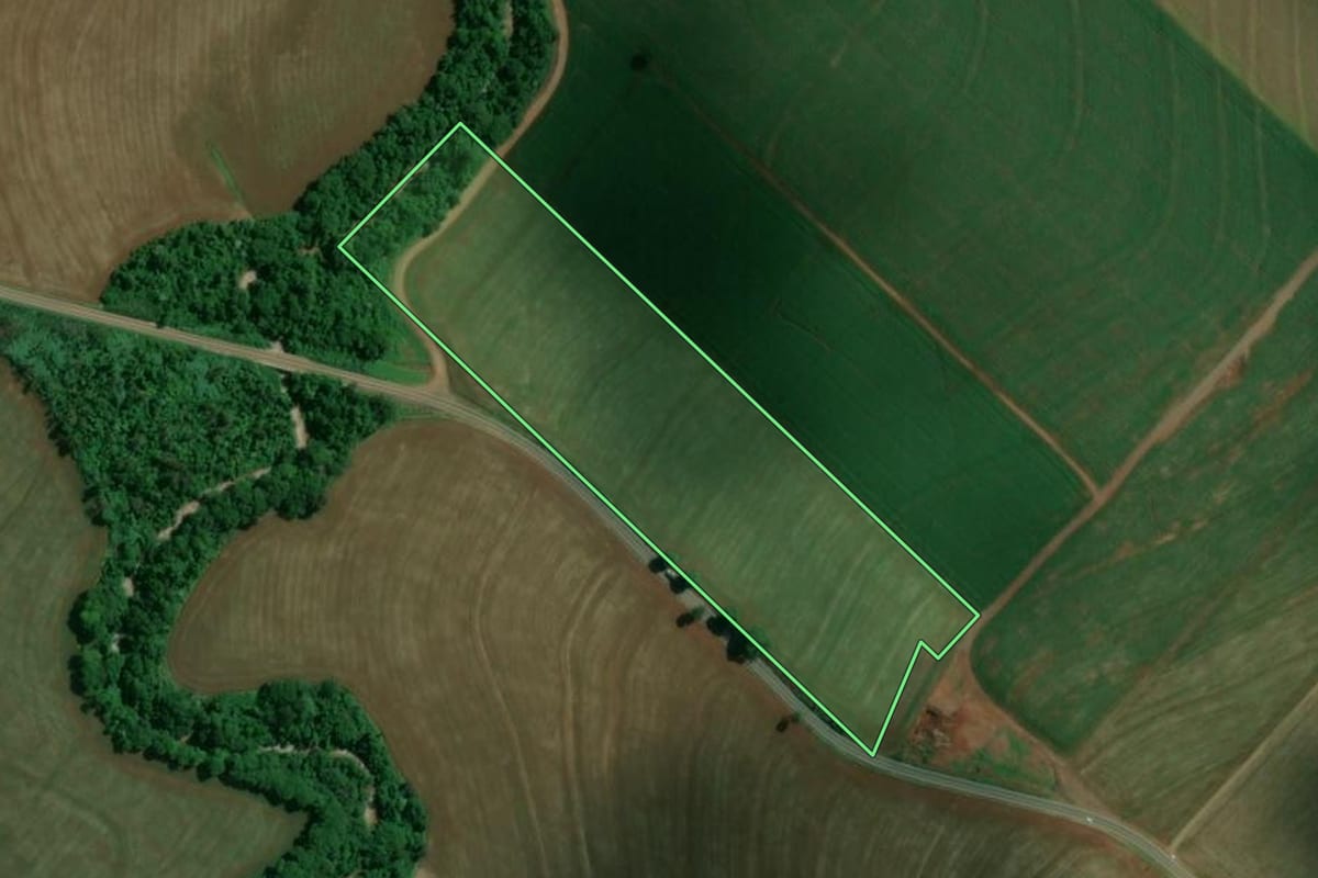 Imagem de satélite do imóvel rural em Itambé (PR), com o contorno declarado no CAR desenhado por cima.