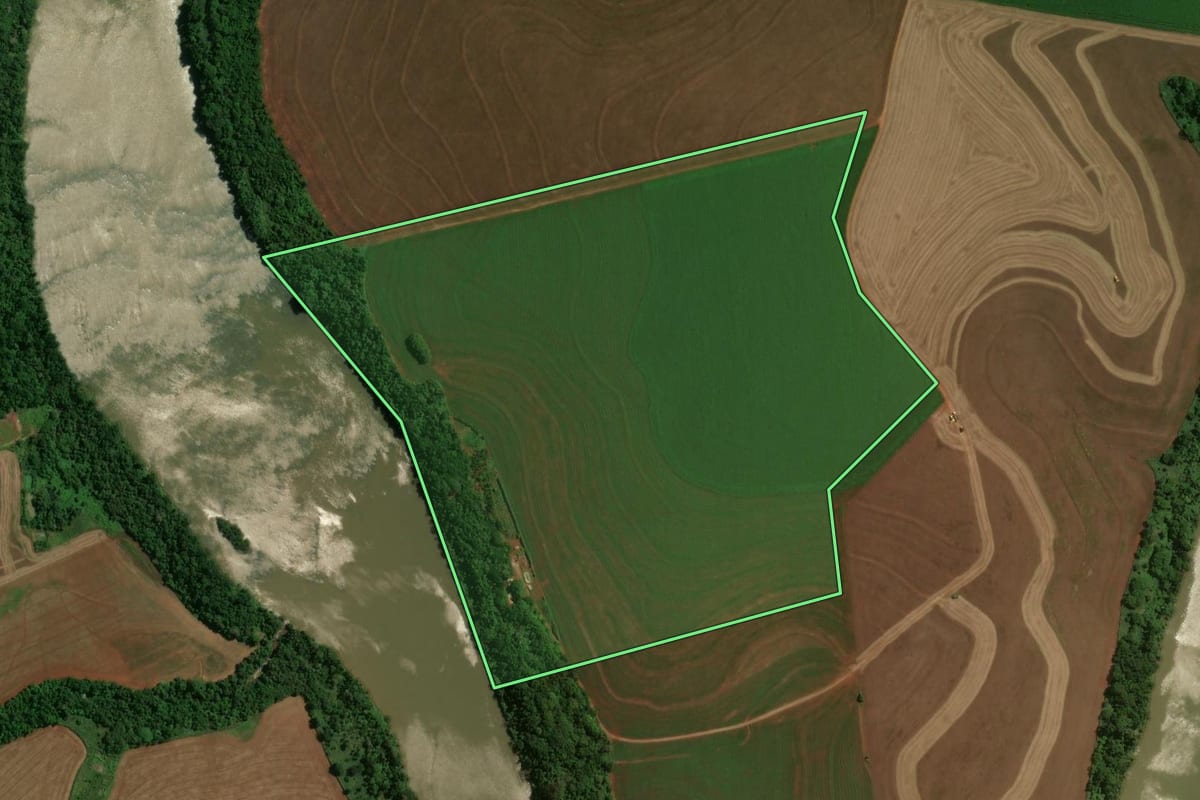 Imagem de satélite do imóvel rural em Itambé (PR), com o contorno declarado no CAR desenhado por cima.