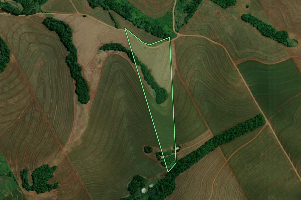 Imagem de satélite do imóvel rural em Itambé (PR), com o contorno declarado no CAR desenhado por cima.