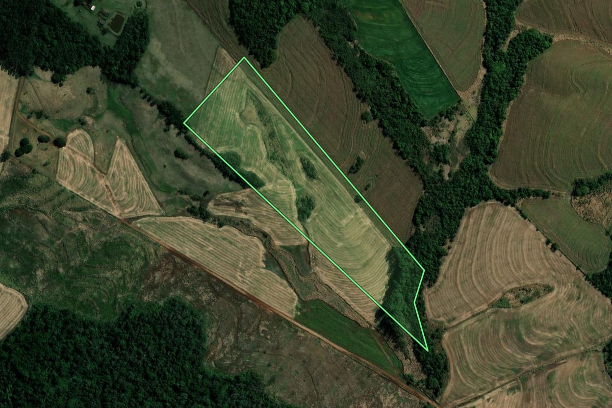 Imagem de satélite do imóvel rural em Itambé (PR), com o contorno declarado no CAR desenhado por cima.