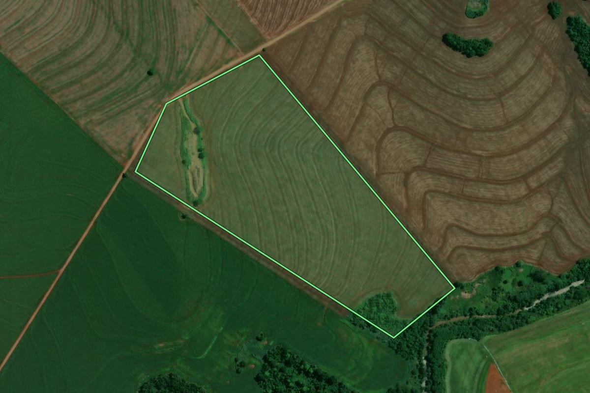 Imagem de satélite do imóvel rural em Itambé (PR), com o contorno declarado no CAR desenhado por cima.