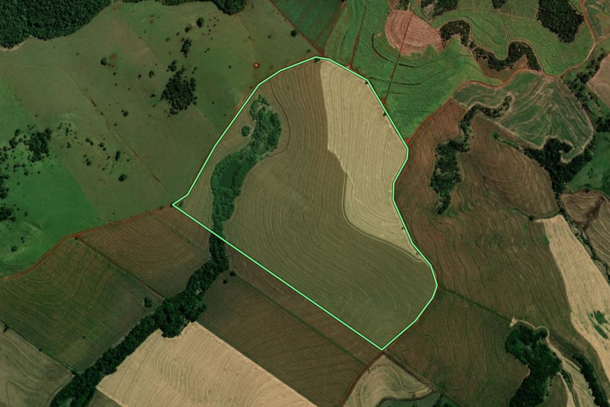 Imagem de satélite do imóvel rural em Itambé (PR), com o contorno declarado no CAR desenhado por cima.