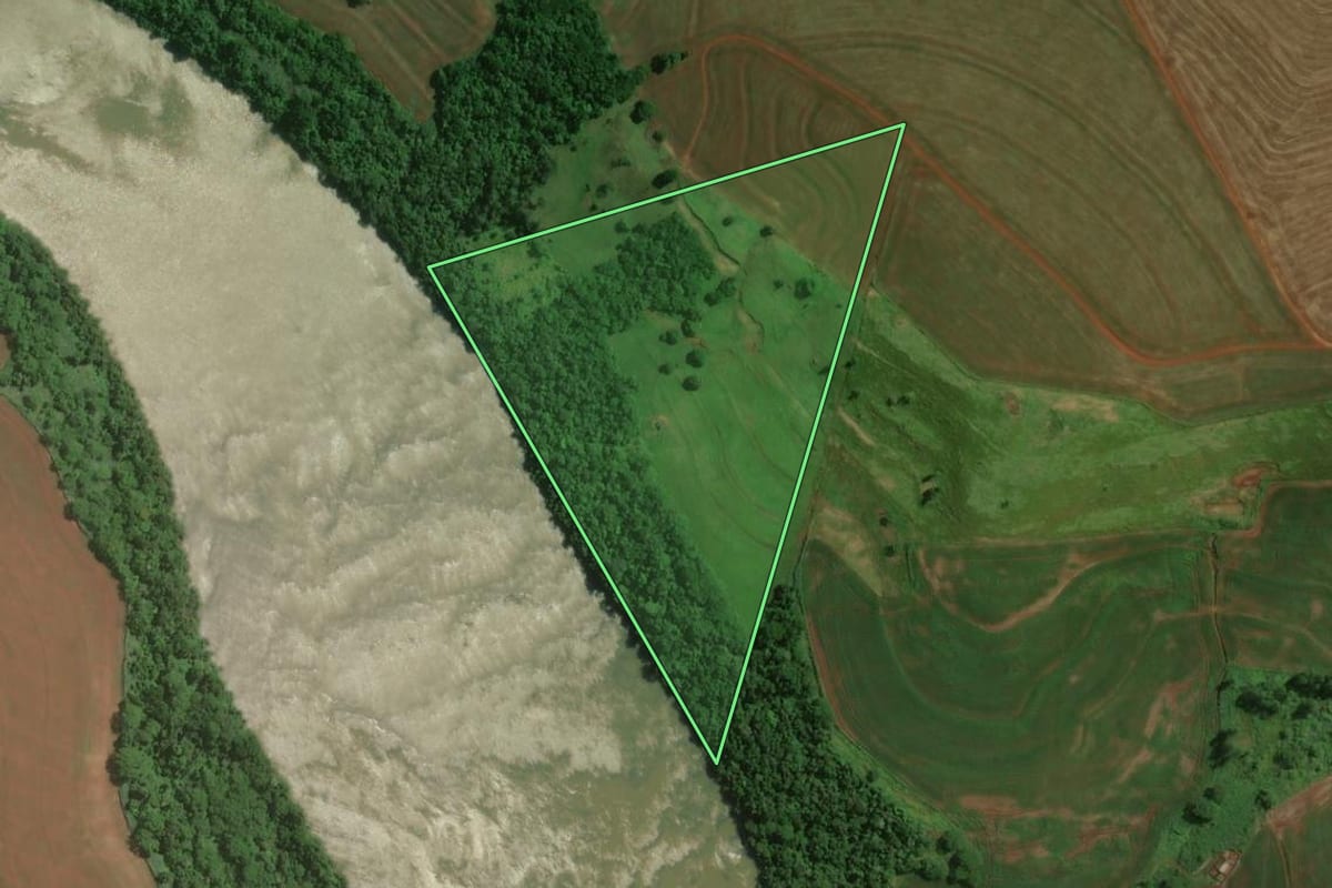 Imagem de satélite do imóvel rural em Itambé (PR), com o contorno declarado no CAR desenhado por cima.