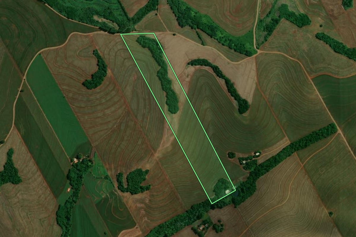 Imagem de satélite do imóvel rural em Itambé (PR), com o contorno declarado no CAR desenhado por cima.