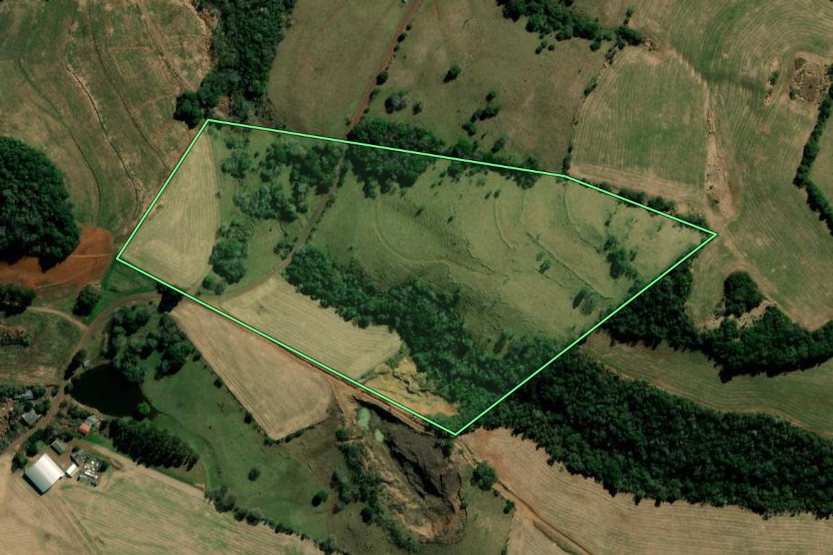 Imagem de satélite do imóvel rural em Itapejara d'Oeste (PR), com o contorno declarado no CAR desenhado por cima.